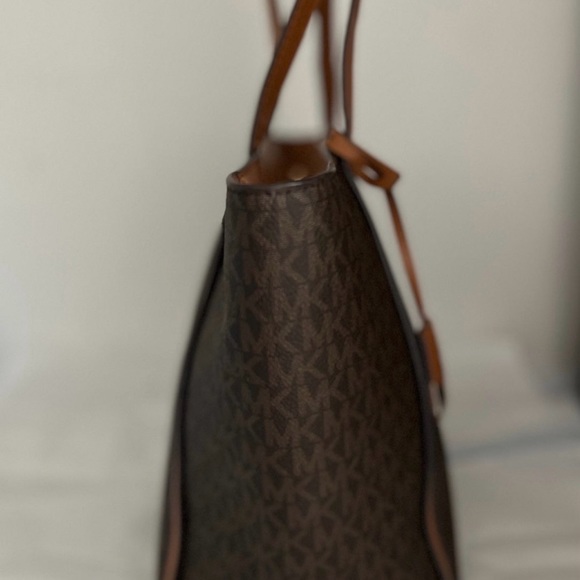 Like new Michael Kors bag - Picture 7 of 11